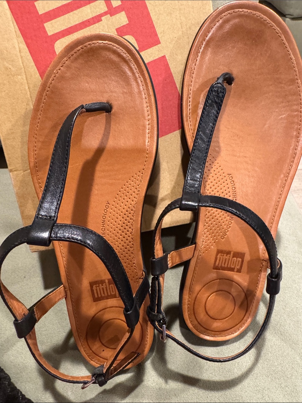 Fitflop Black Strap Tan Footbed Leather T-Strap Sandals